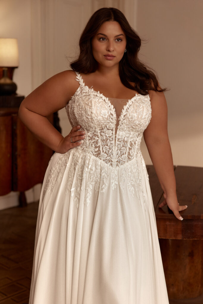 Curvy Brautkleid mit Spitzenoberteil und fließendem Rock