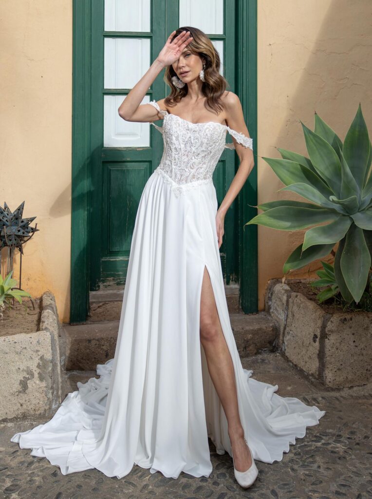 A-Linie Brautkleid mit Spitzenoberteil und elegantem Rückenausschnitt in der Brautboutique Neumünster