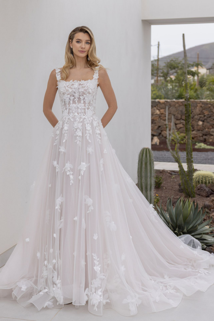 Prinzessinnen-Brautkleid mit floraler Spitze und Tüllrock in der Brautboutique Neumünster