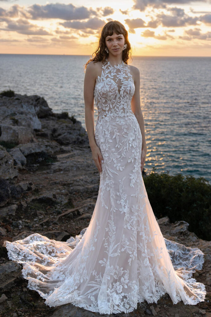 Fit & Flair Brautkleid mit floraler Spitze und Schleppe in der Brautboutique Neumünster